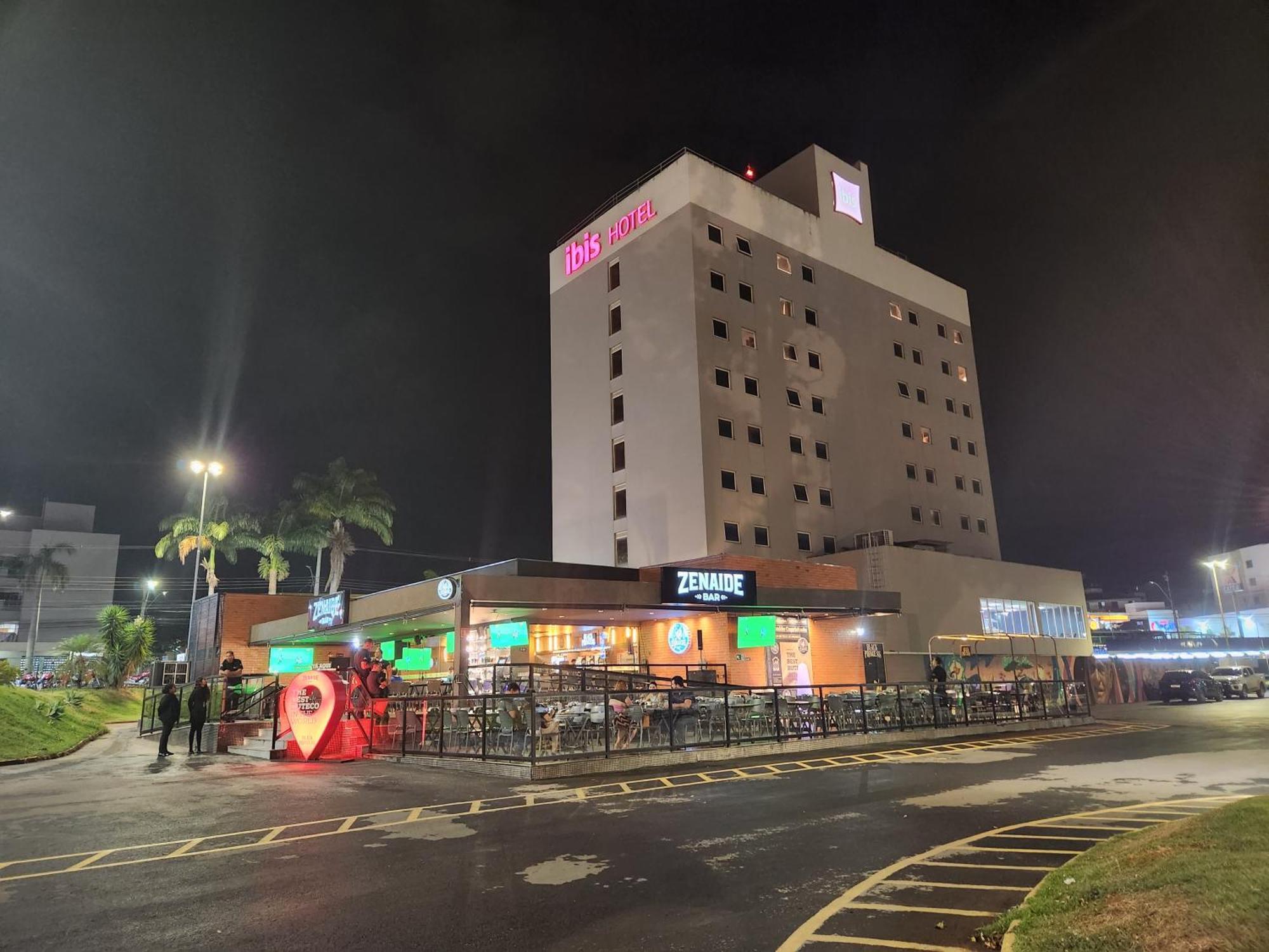 Hotel Ibis Montes Claros Shopping Exterior foto