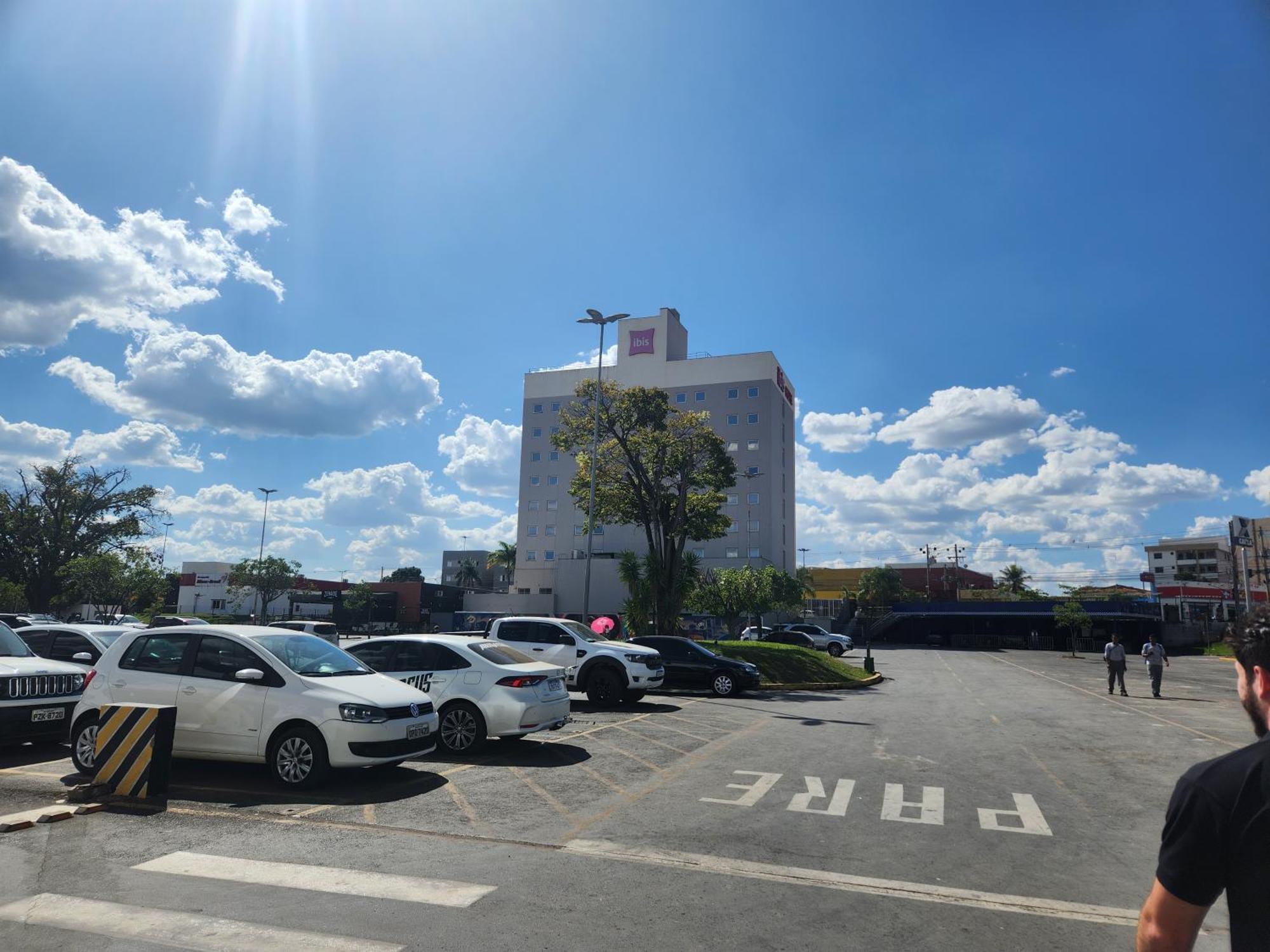 Hotel Ibis Montes Claros Shopping Exterior foto